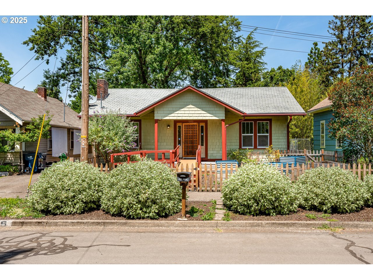 Property Photo: 1885 W 15th Ave OR 97402