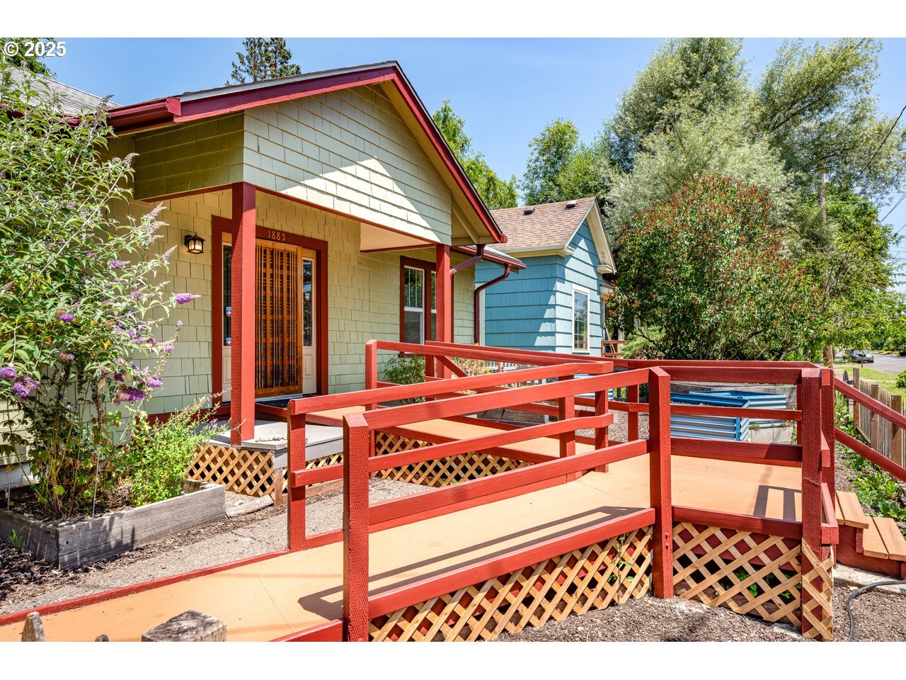 Property Photo: 1885 W 15th Ave OR 97402