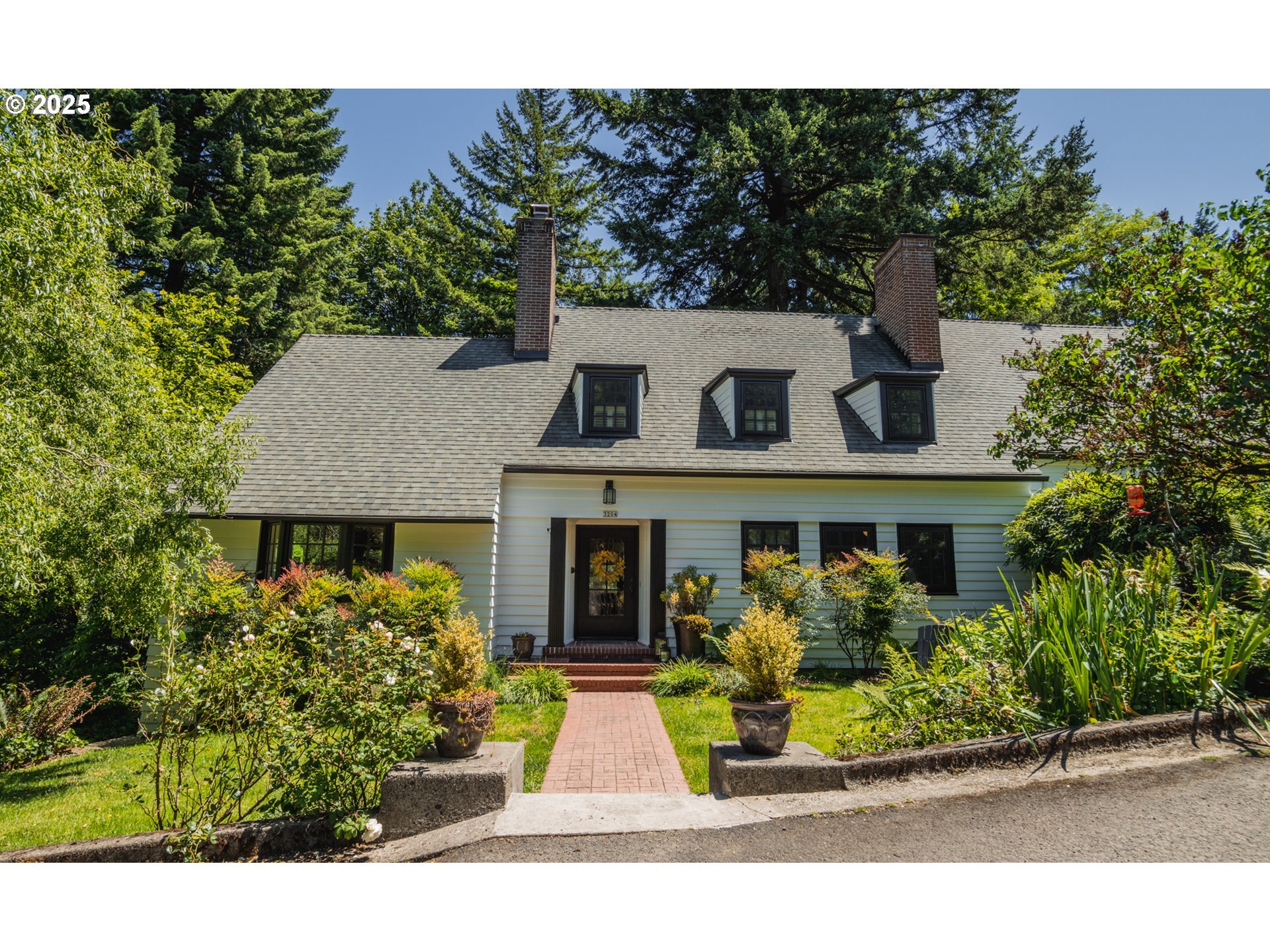 Property Photo: 3204 SW Upper Dr OR 97201