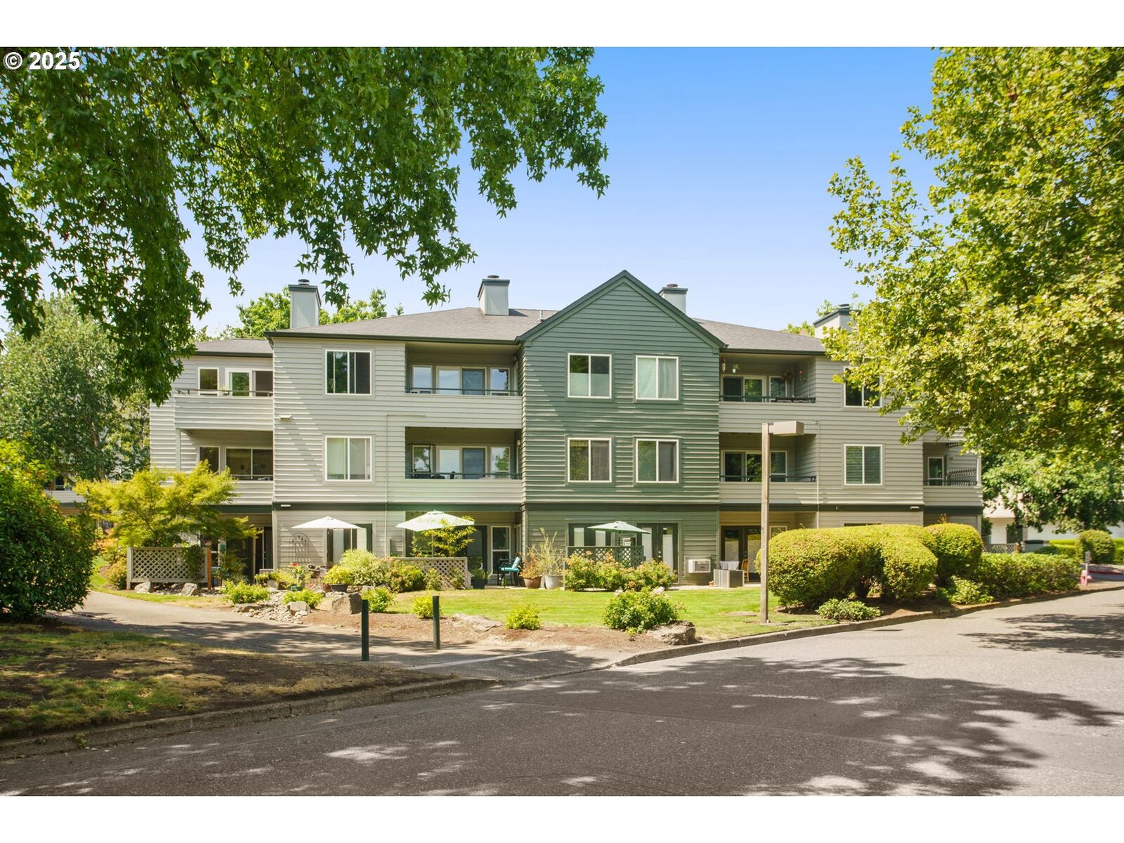 Property Photo:  4980 S Landing Dr 301  OR 97239 