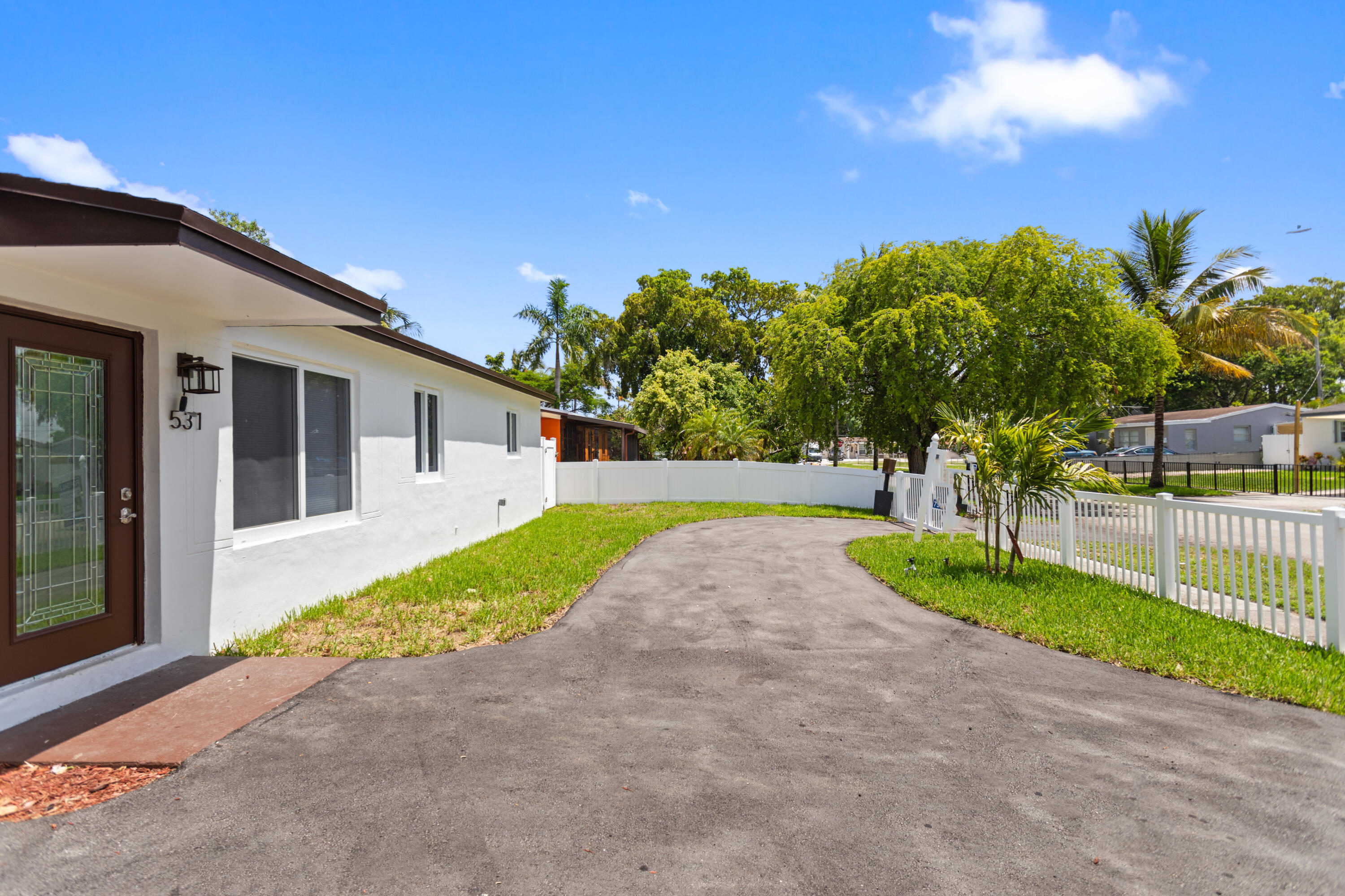 Property Photo: 531 N 68th Terrace FL 33024