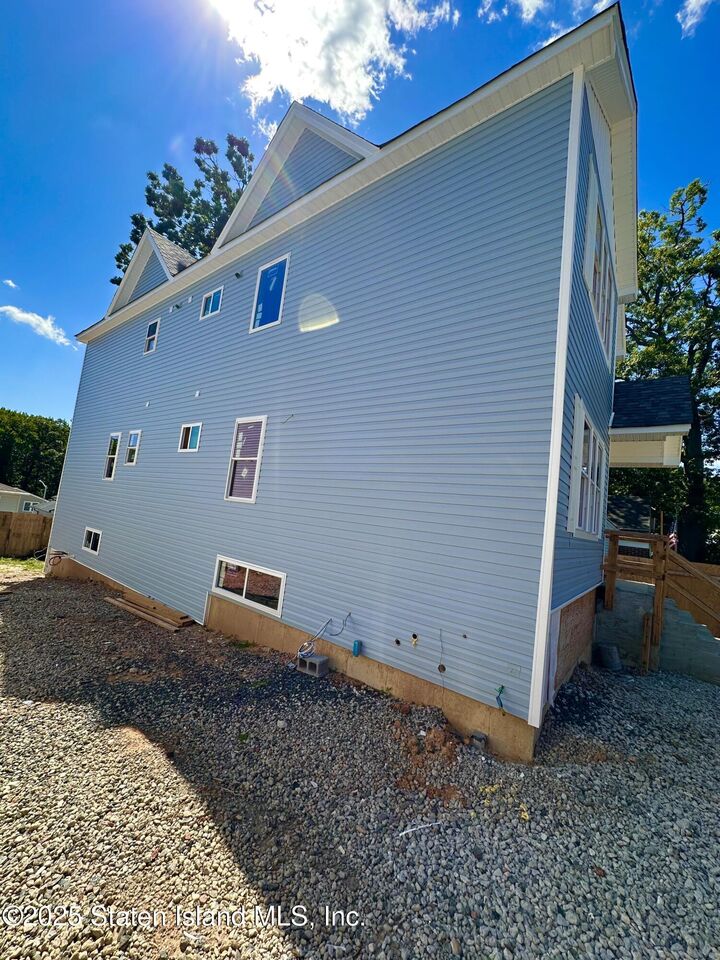 Property Photo:  556 Drumgoole Road E  NY 10312 
