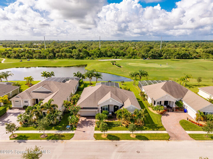 Property Photo: 7201 E Village Square FL 32966