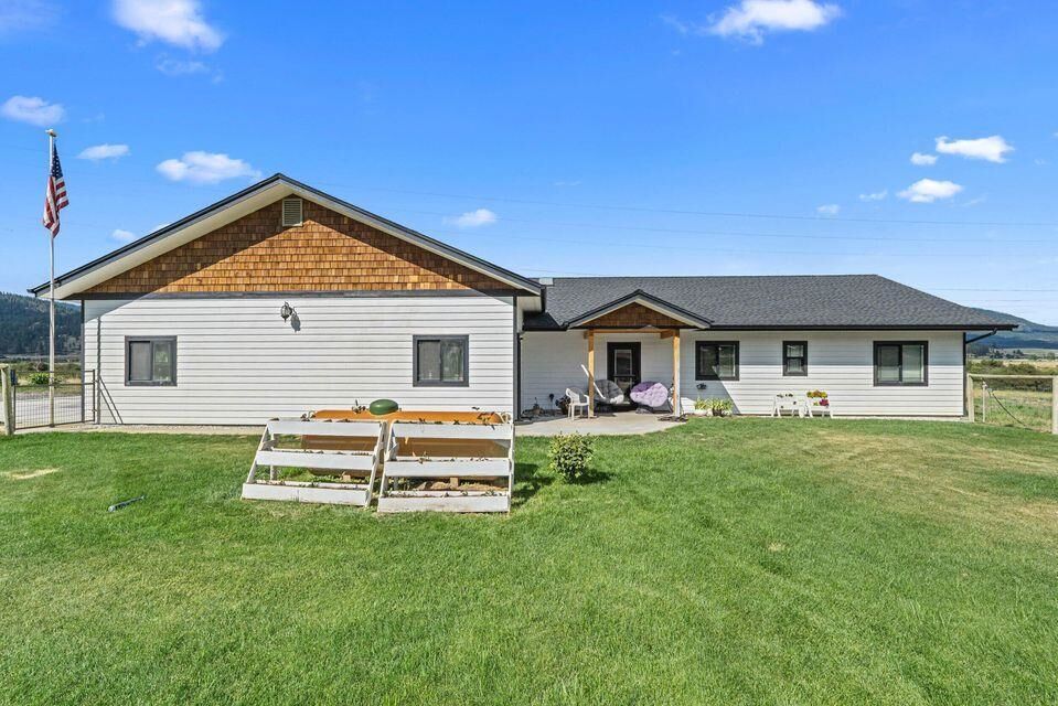 Property Photo:  1983 Heine Rd  WA 99109 