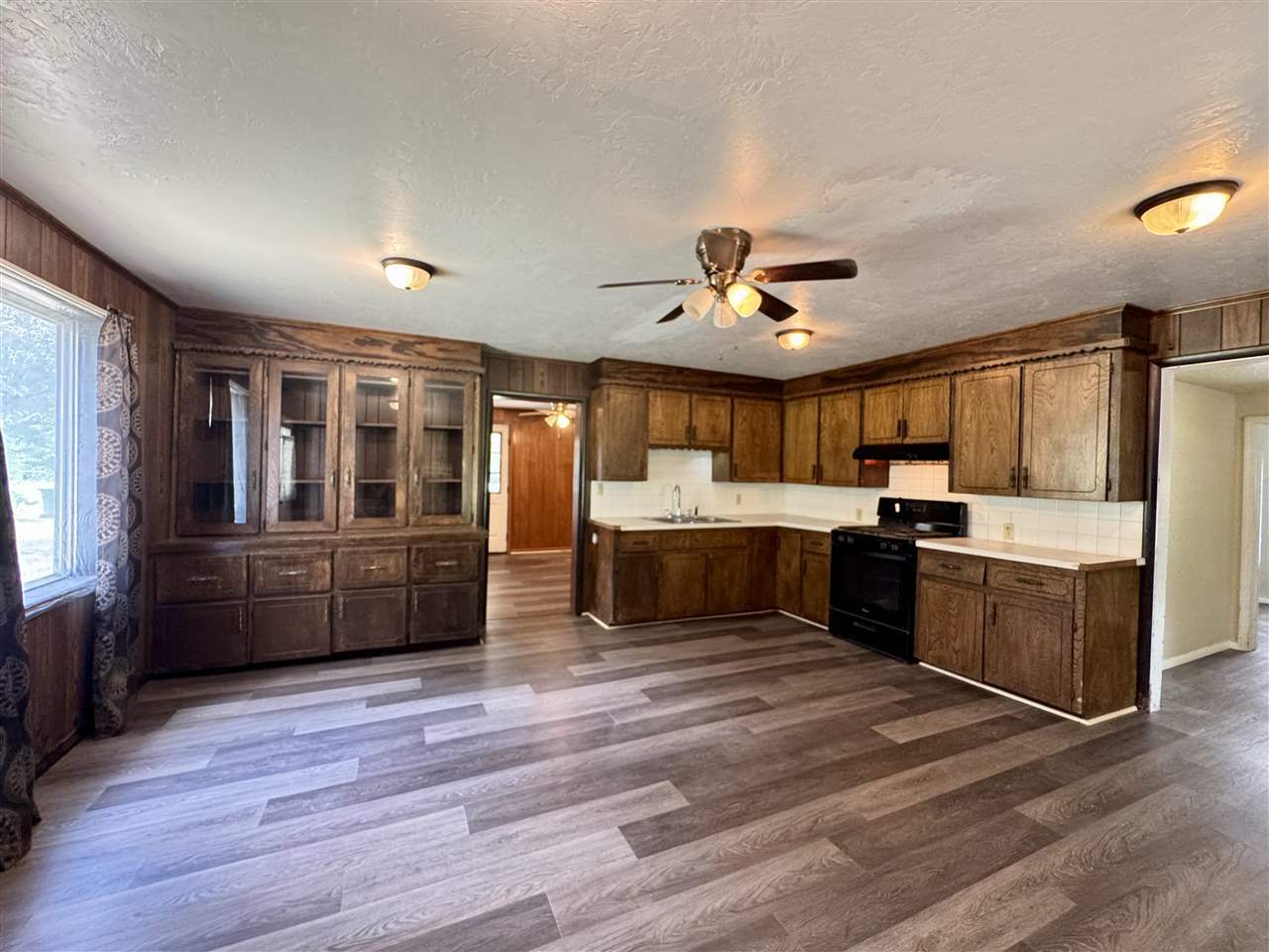 Property Photo: 214 E 9th Place OK 74023