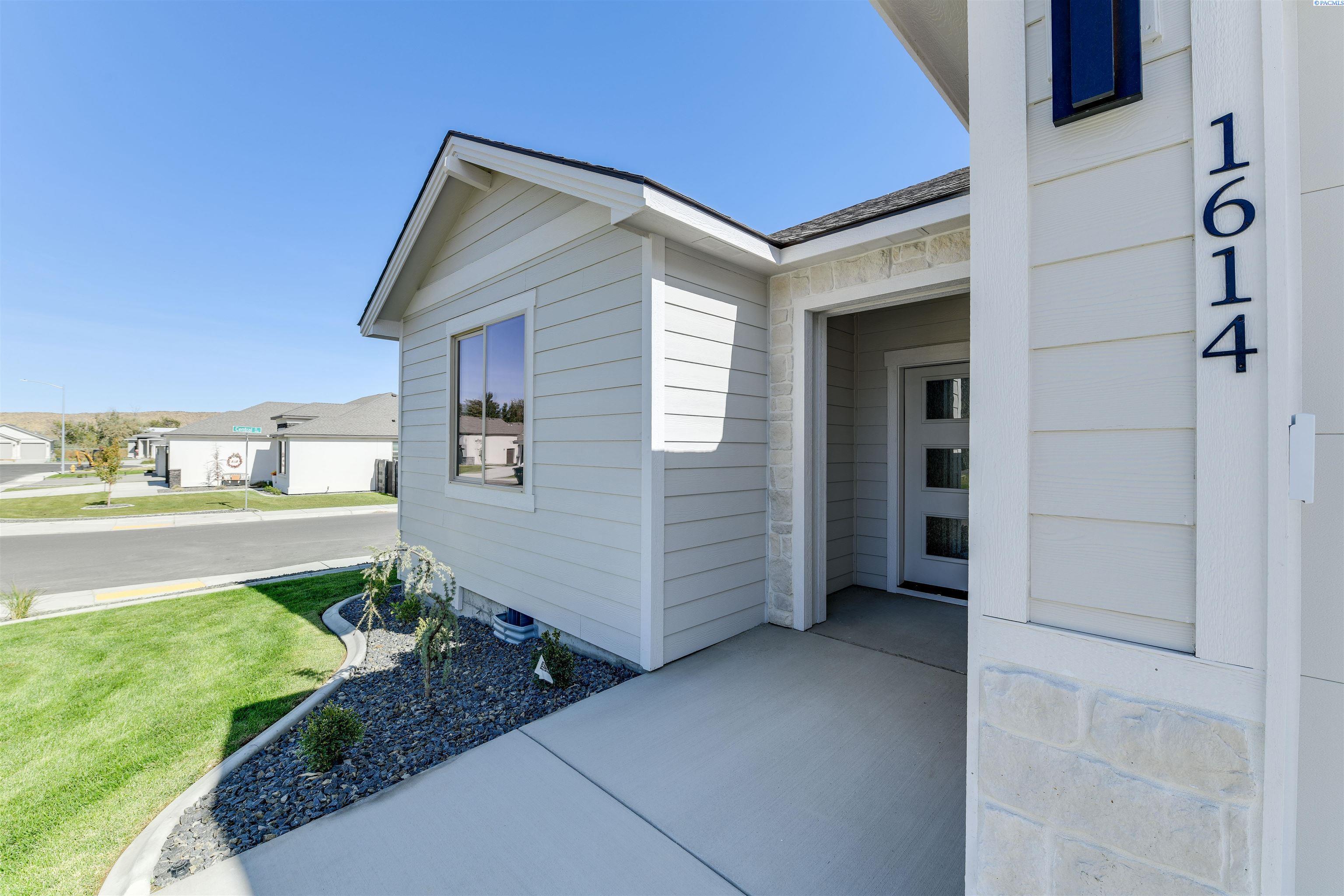 Property Photo: 1614 Livorno Ave WA 99352