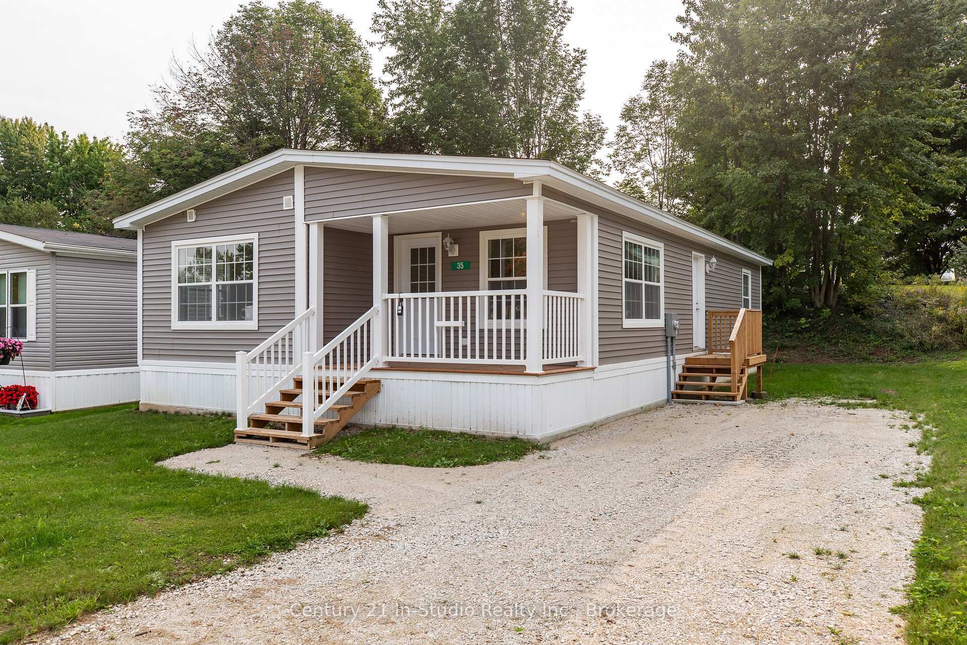 Property Photo: 35 Sussex Square ON N4K 5N5