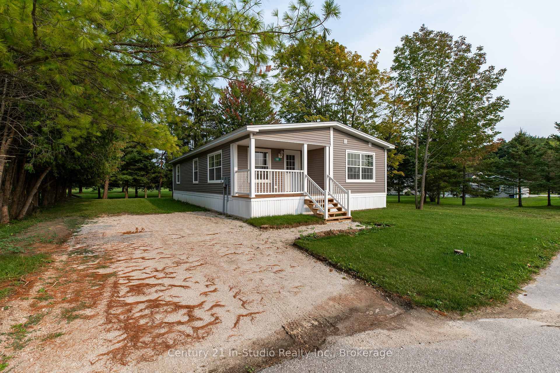 Property Photo:  66 Sussex Square  ON N4K 5N5 