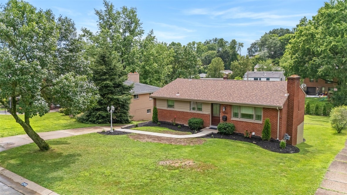 Property Photo:  1290 Lakemont Dr  PA 15243 