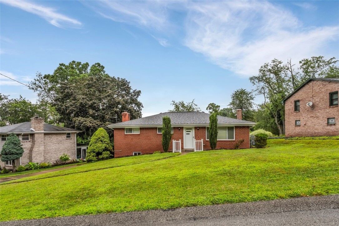 Property Photo: 215 Robin Hood Dr PA 15642