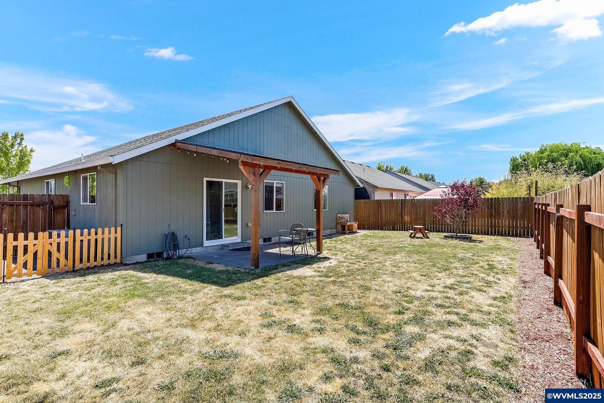 Property Photo: 1414 S 6 St OR 97351