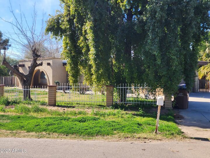 Property Photo:  802 N Alzora Way  AZ 85353 