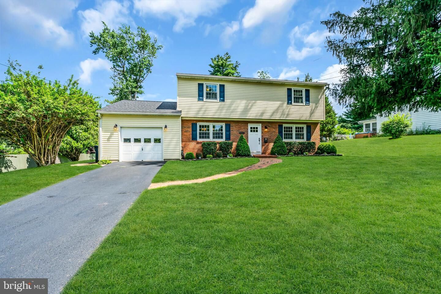 Property Photo:  11 Royal Oak Road  NJ 08648 