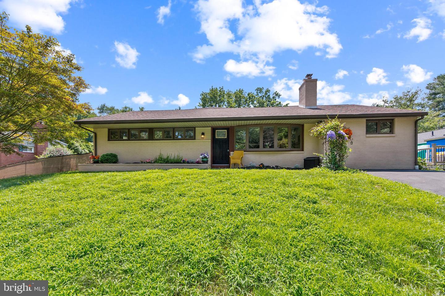 Property Photo: 810 Ridley Creek Drive PA 19063