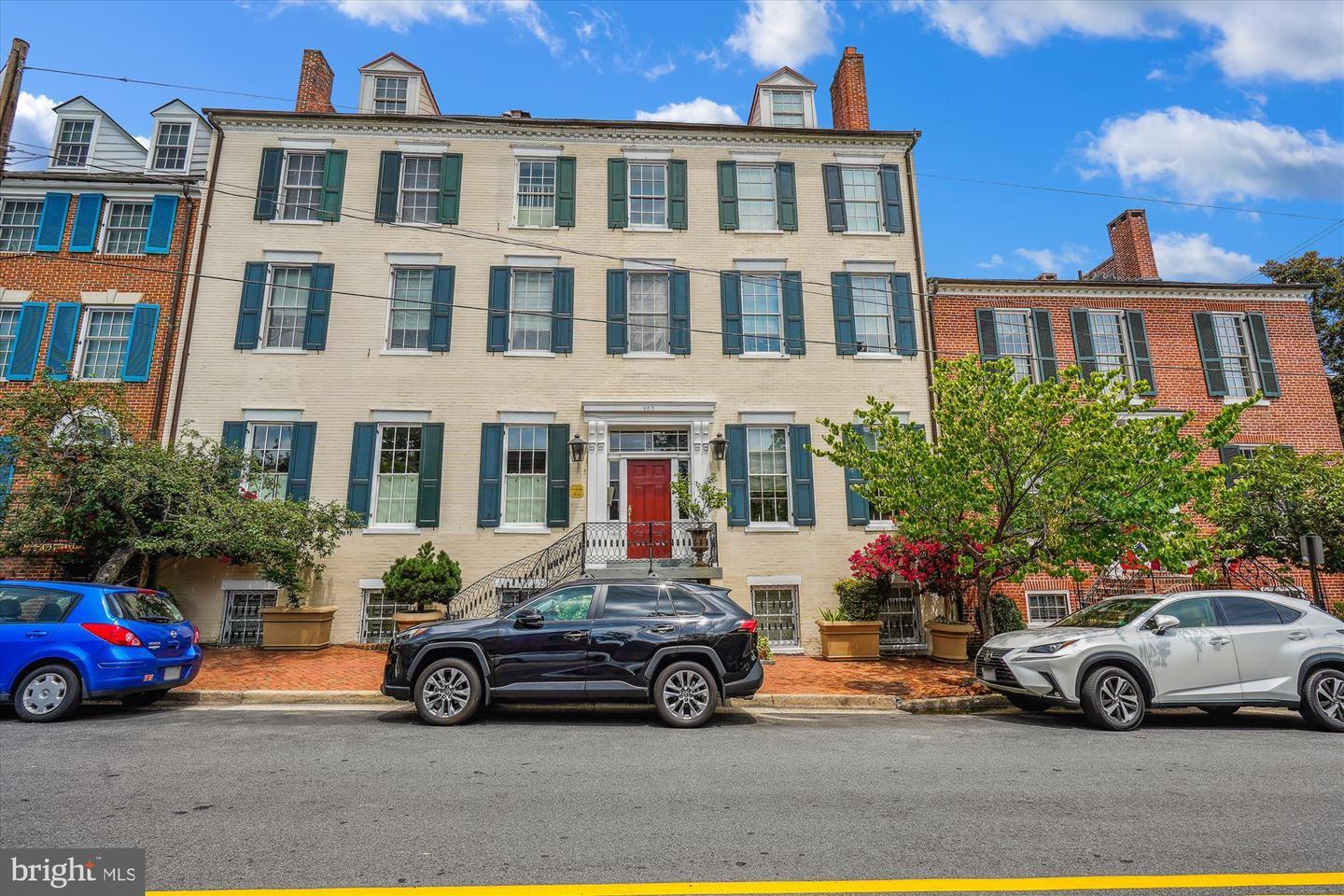 Property Photo: 603 Queen Street 6 VA 22314