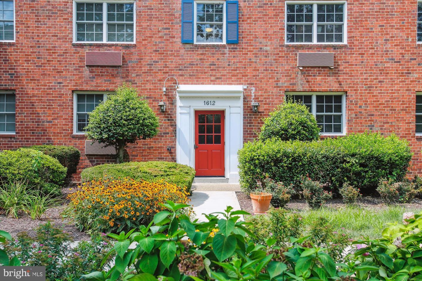 Property Photo: 1612 W Abingdon Drive 202 VA 22314