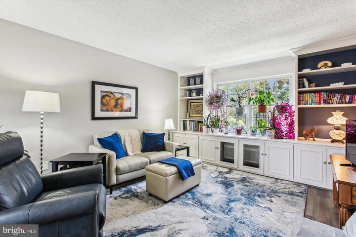 1612 W Abingdon Drive 202  Alexandria VA 22314 photo