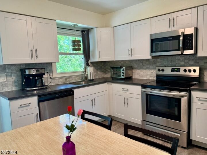 Property Photo:  6 Polk Pl  NJ 07462 