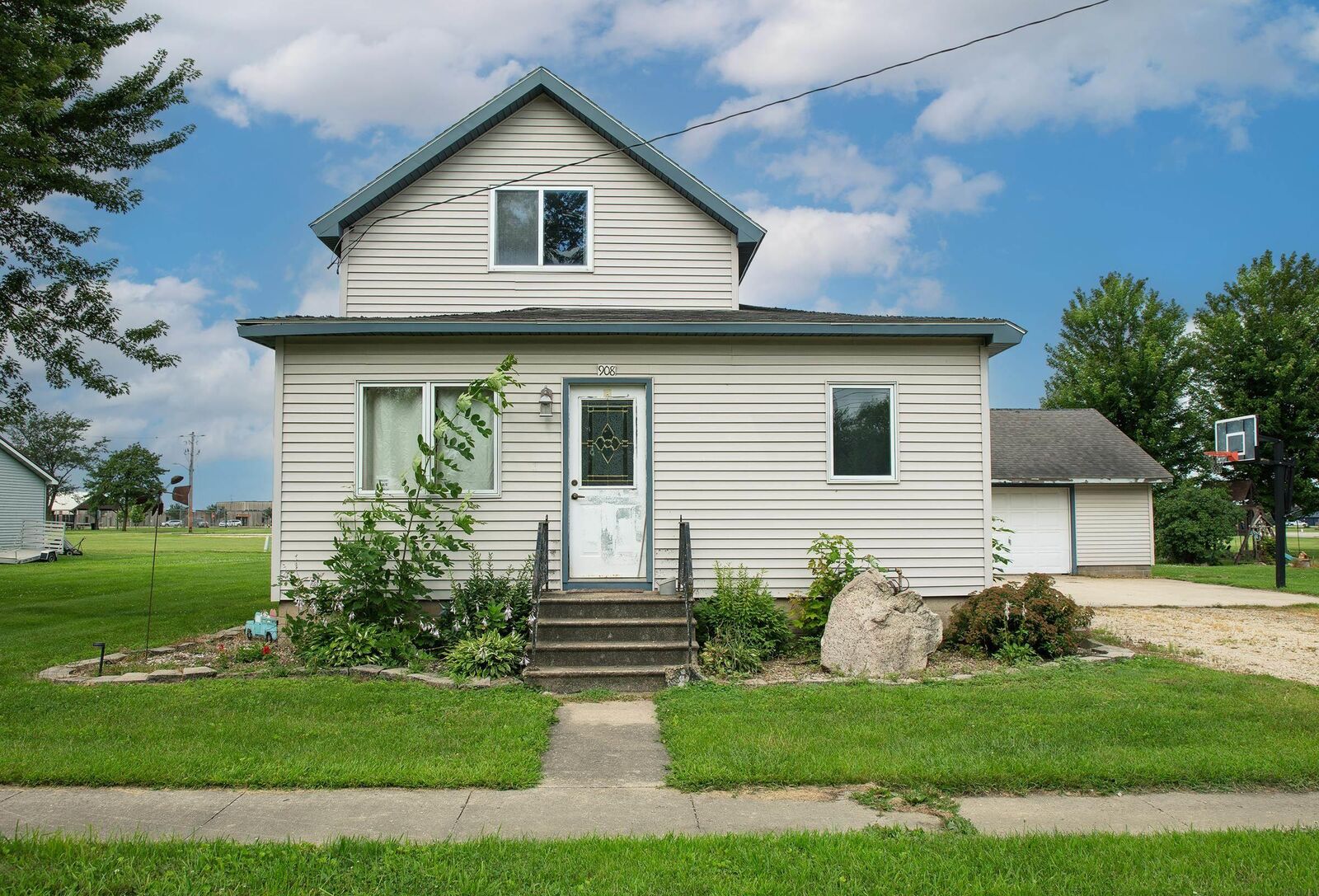 Property Photo: 908 S Main Street IA 50676