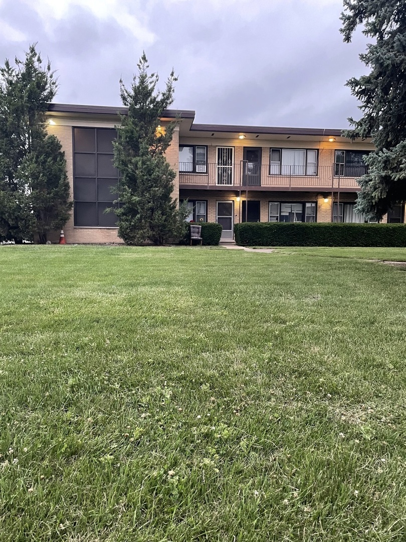 Property Photo: 34 King Arthur Court 11 IL 60164