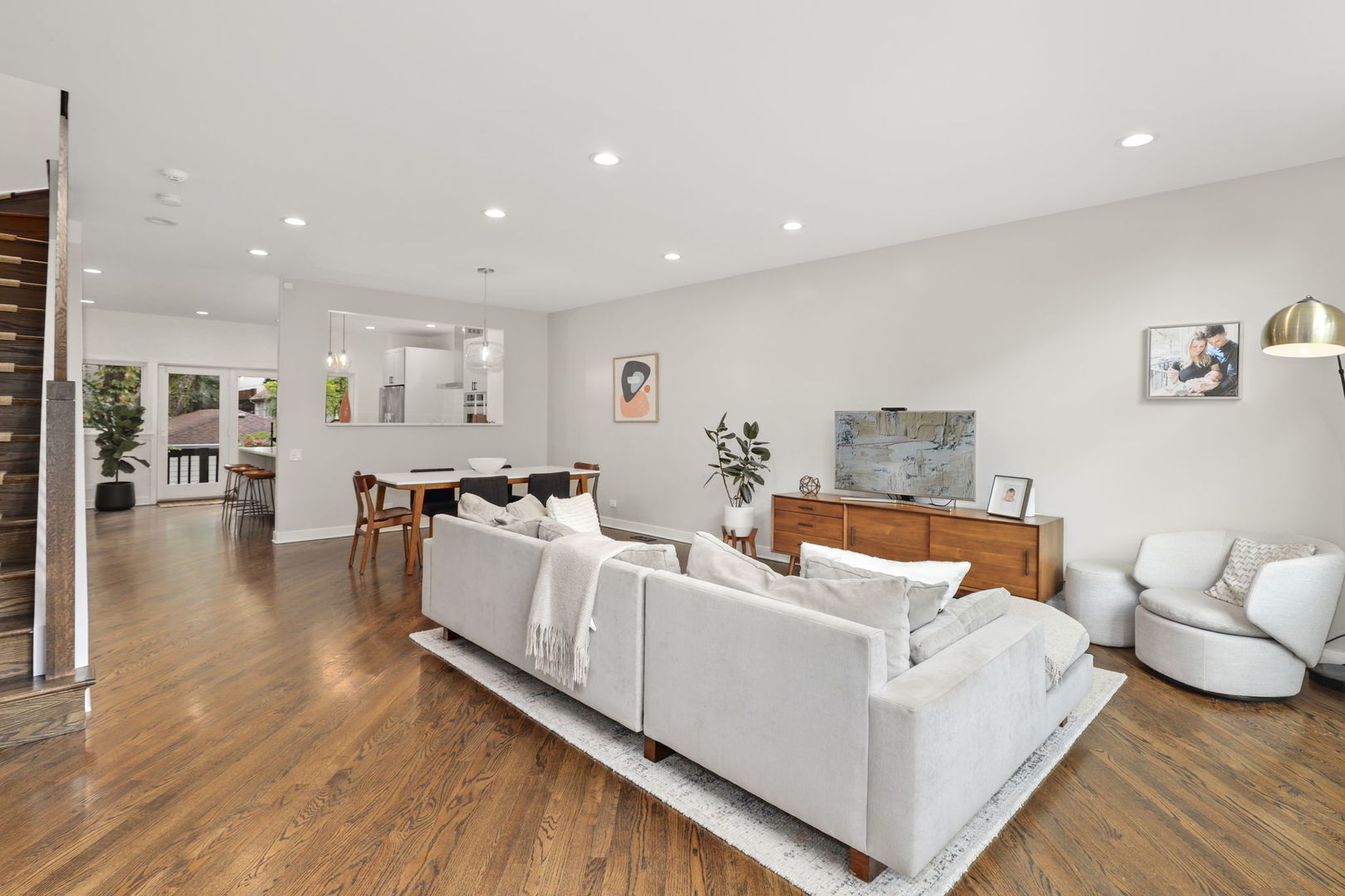 Property Photo: 1352 W Wrightwood Avenue IL 60614