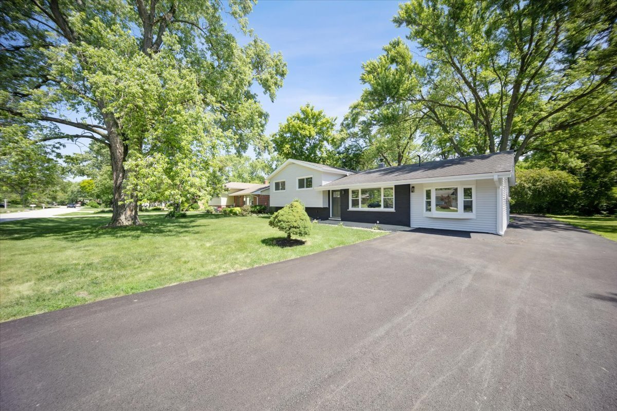 Property Photo:  22W633 Burr Oak Drive  IL 60137 