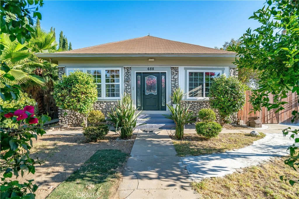 Property Photo:  688 E 11th Street  CA 91766 
