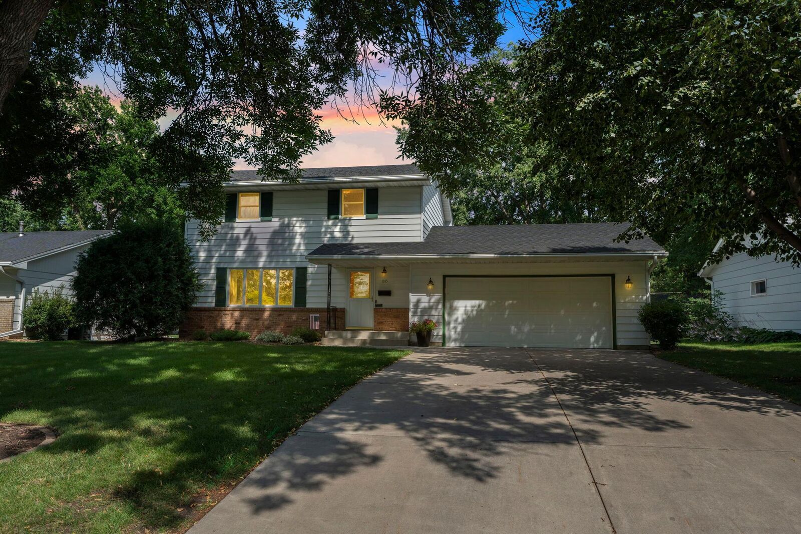 Property Photo:  1015 Main Street S  MN 55379 