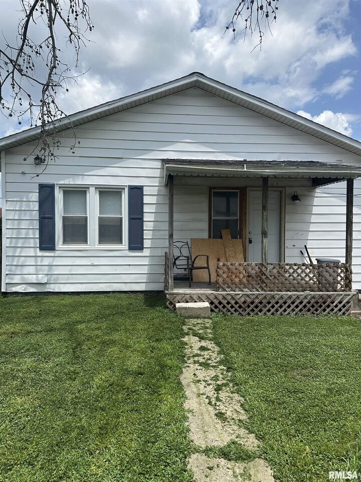 Property Photo:  8 E Hawkins Street  IL 62274 