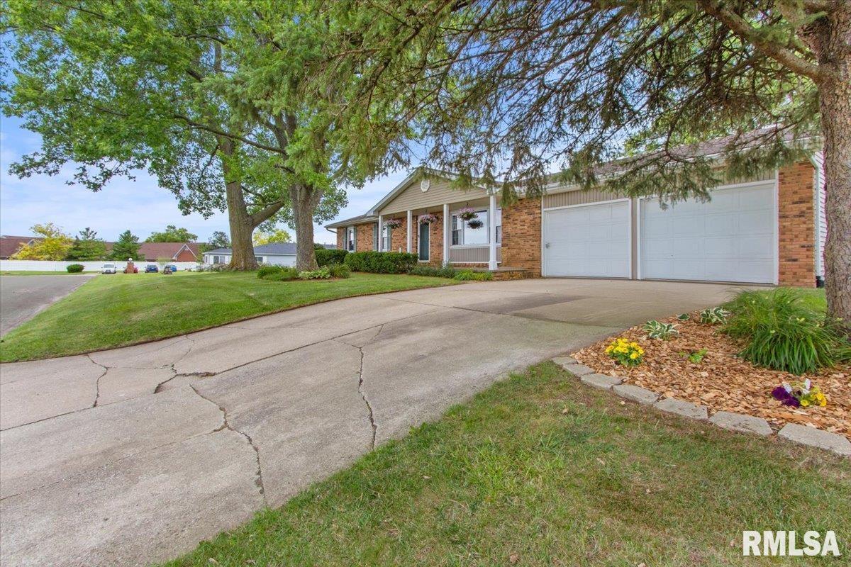 Property Photo: 1010 E Michigan Avenue IL 61548