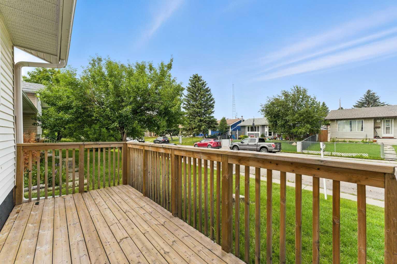 Property Photo: 228 Penswood Way SE AB T2A 4T3