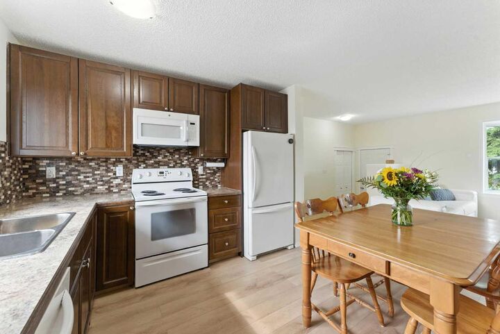 Property Photo:  228 Penswood Way SE  AB T2A 4T3 
