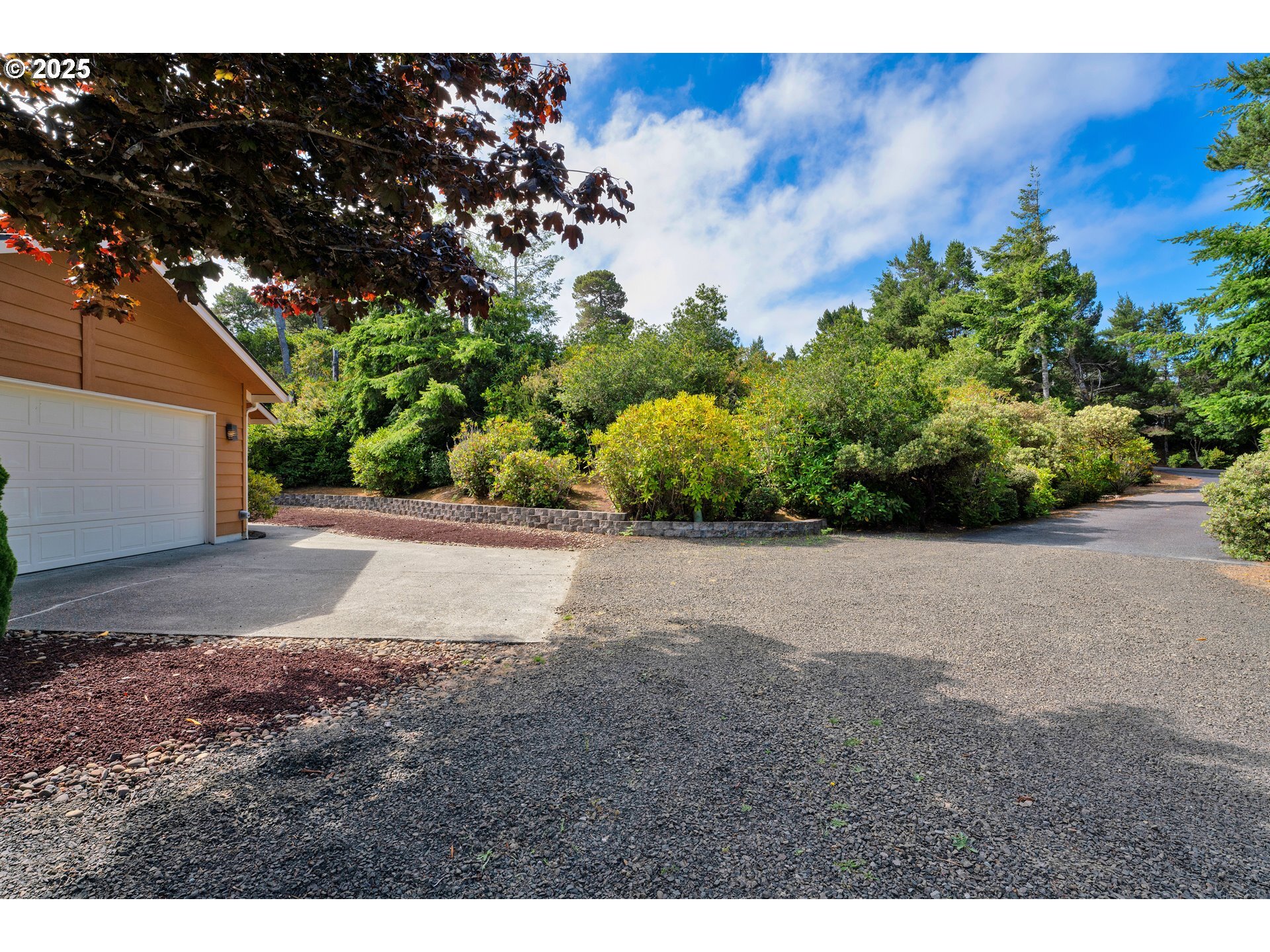 Property Photo:  4929 Oceana Dr  OR 97439 