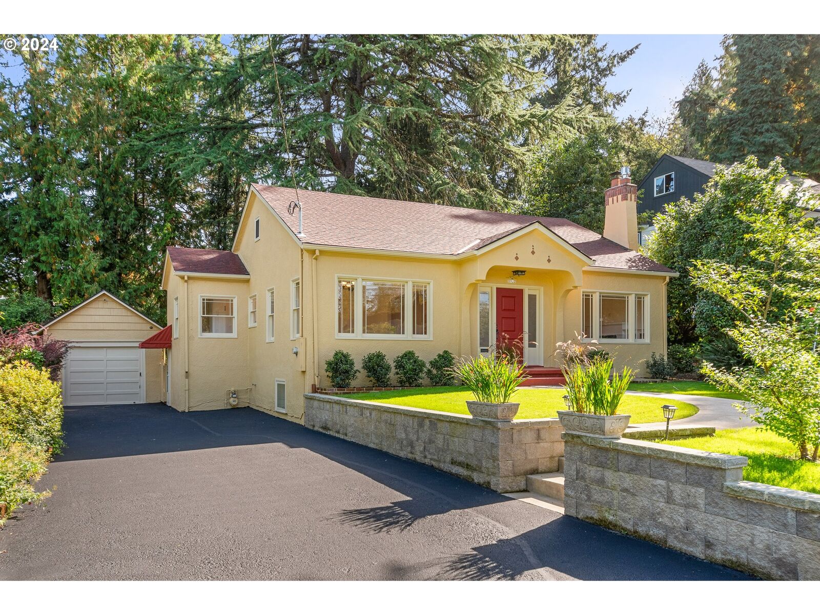 Property Photo: 8922 SW Capitol Hwy OR 97219