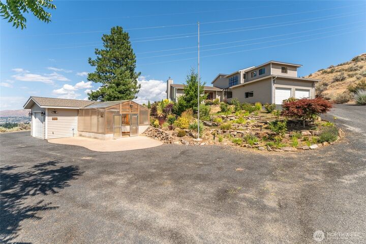 Property Photo: 1811 Skyline Drive WA 98801