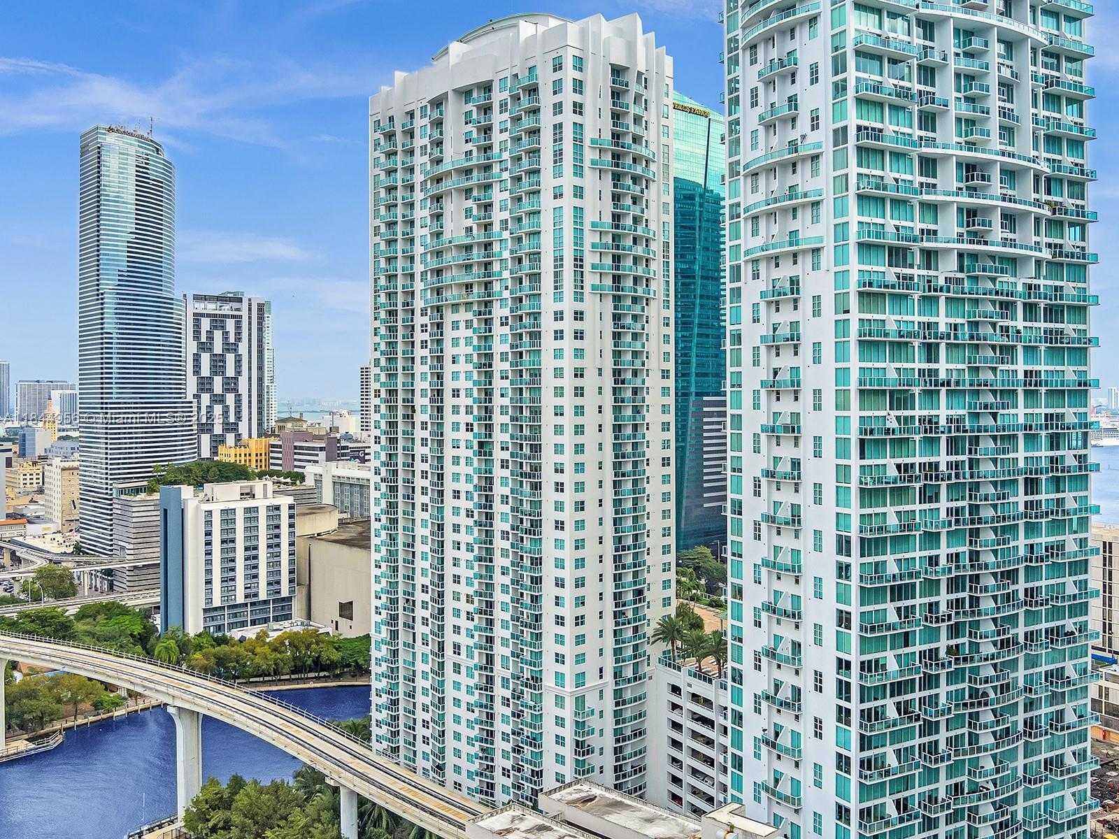 Property Photo:  31 SE 5th St 2911  FL 33131 