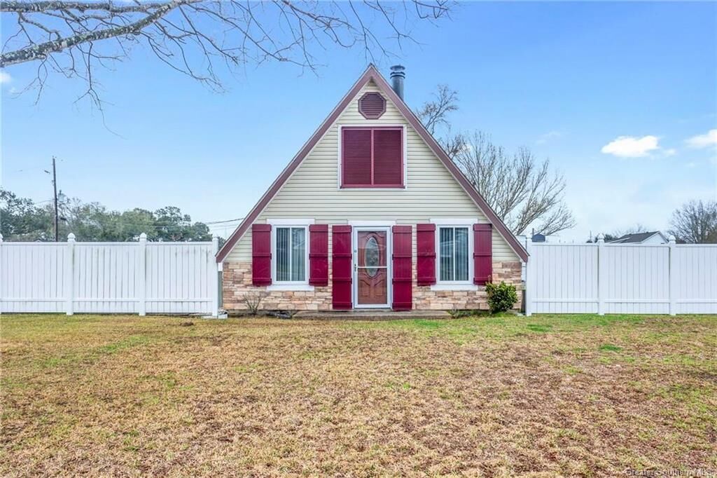 Property Photo: 729 N Lake Court N LA 70605