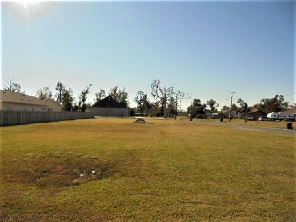 Property Photo:  3901 Maplewood Drive  LA 70663 
