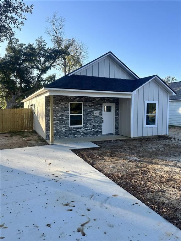 Property Photo:  605 Lewis Street  LA 70663 