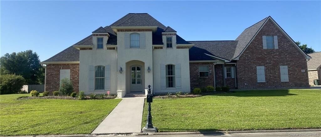 Property Photo: 1001 S Worthington Drive S LA 70605