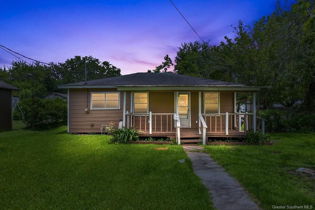 Property Photo:  930 W Burton Street W  LA 70663 