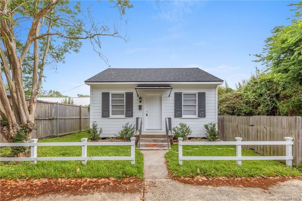 Property Photo:  707 Division Street 1/2  LA 70601 