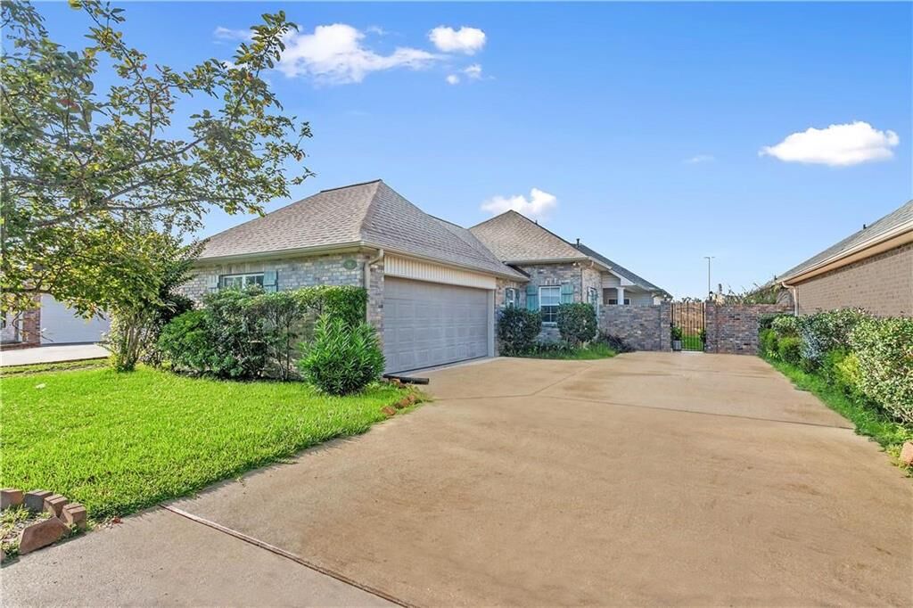 Property Photo: 199 Pecanwood Drive LA 70605