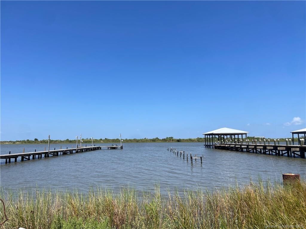 Property Photo: Lake Breeze Road LA