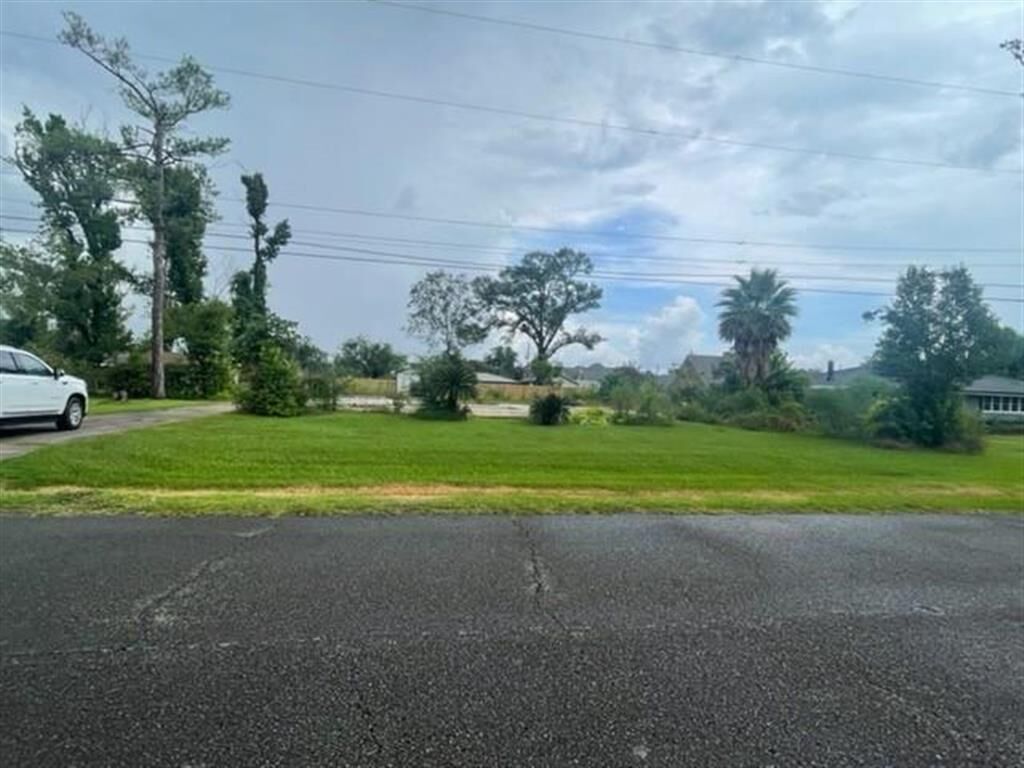 Property Photo:  2714 Laura Lane  LA 70605 