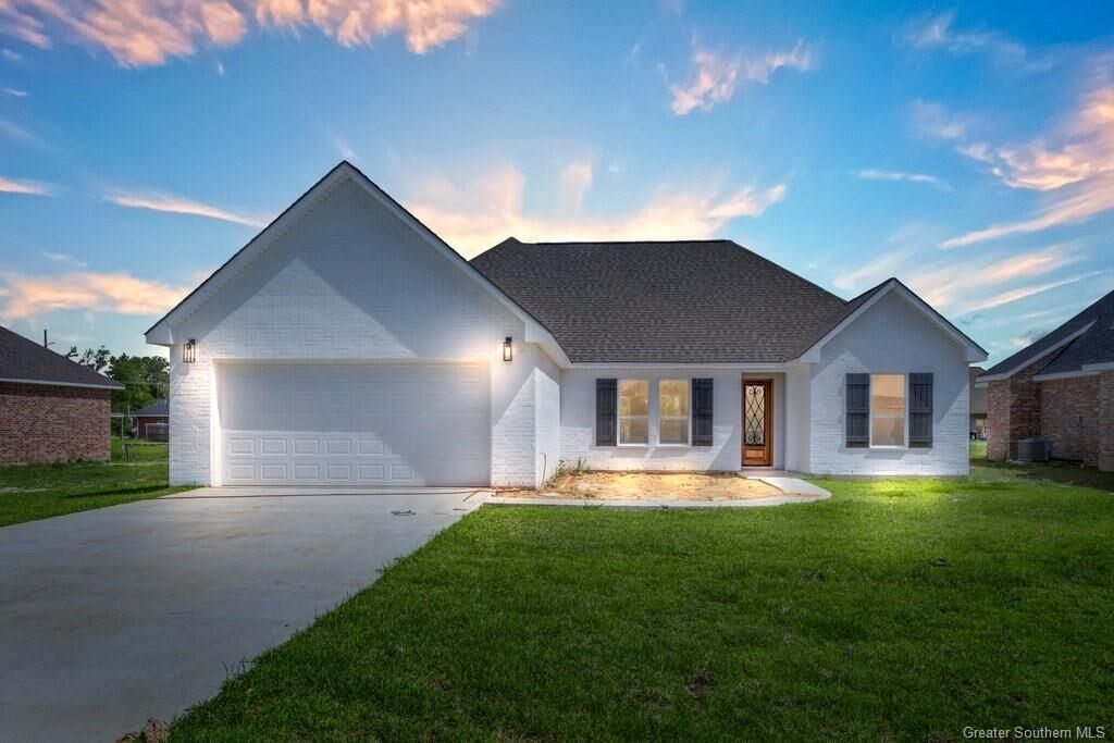 Property Photo: 1550 Cameron Court LA 70611