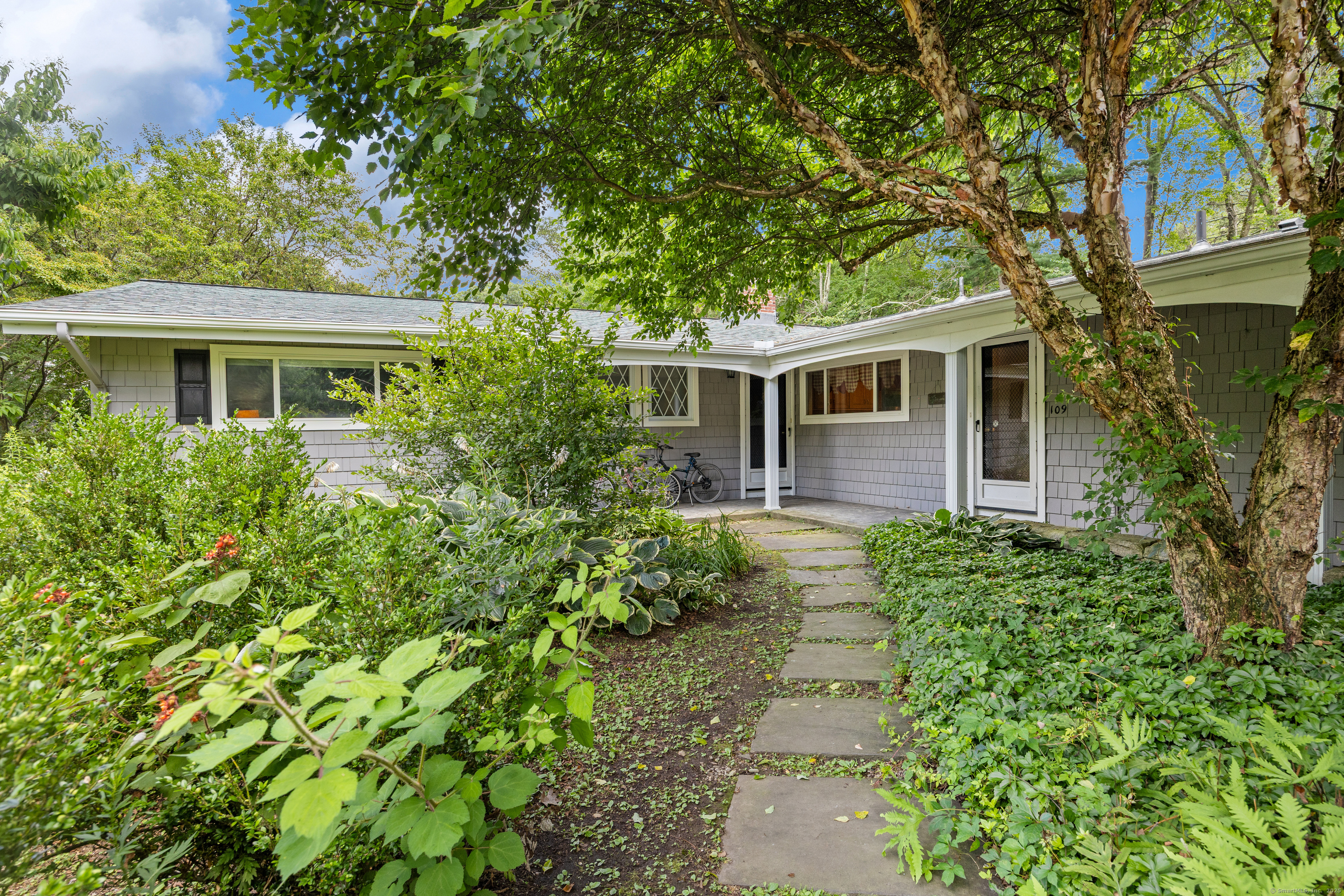 Property Photo:  109 Country Club Road  CT 06001 