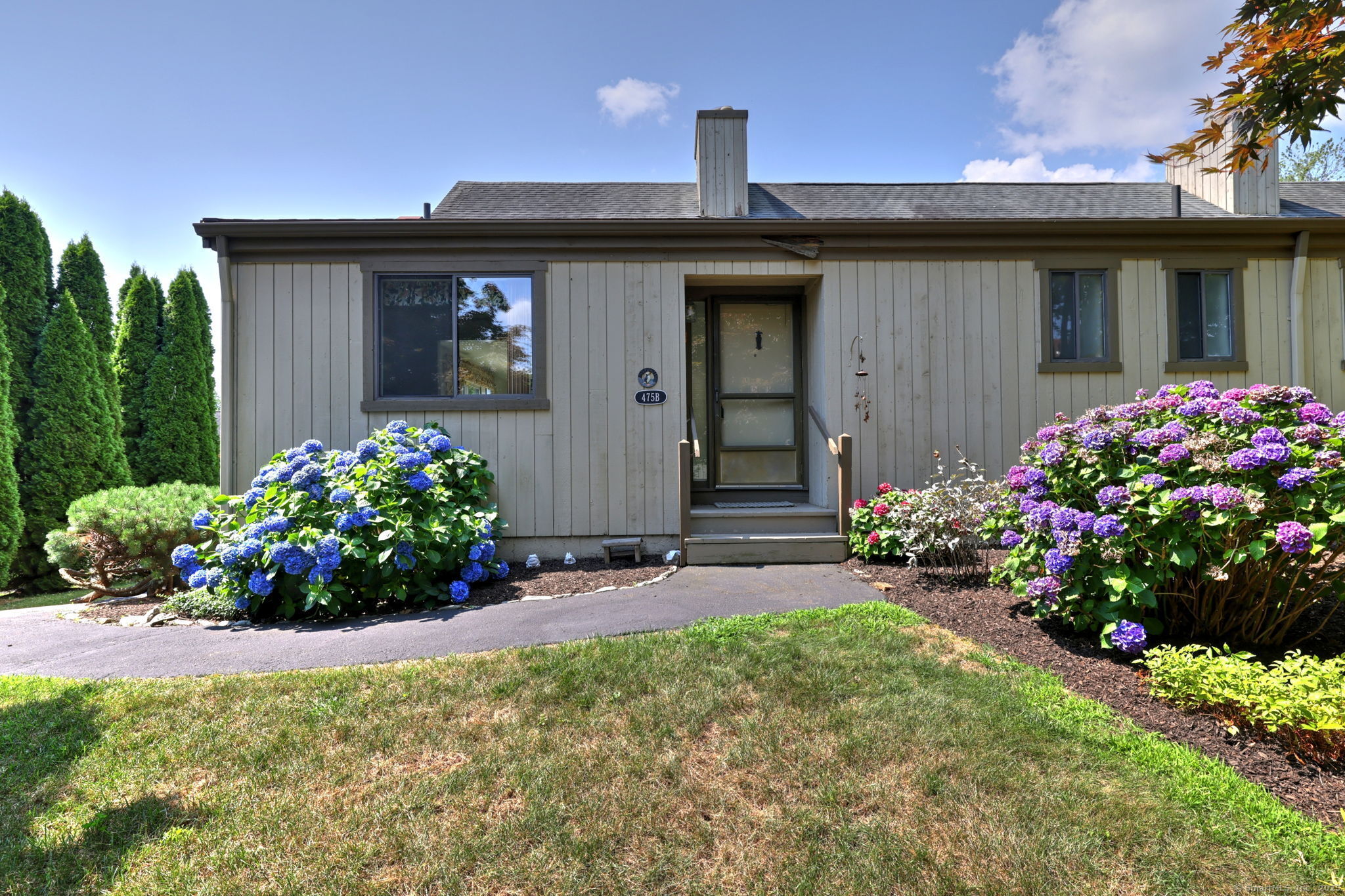 Property Photo:  475 Commanche Lane B  CT 06614 