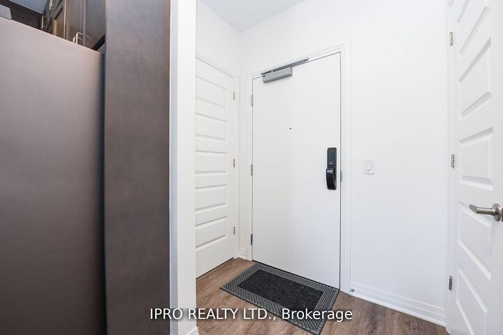 Property Photo: 95 Dundas St W Street 004 ON L6M 5N4