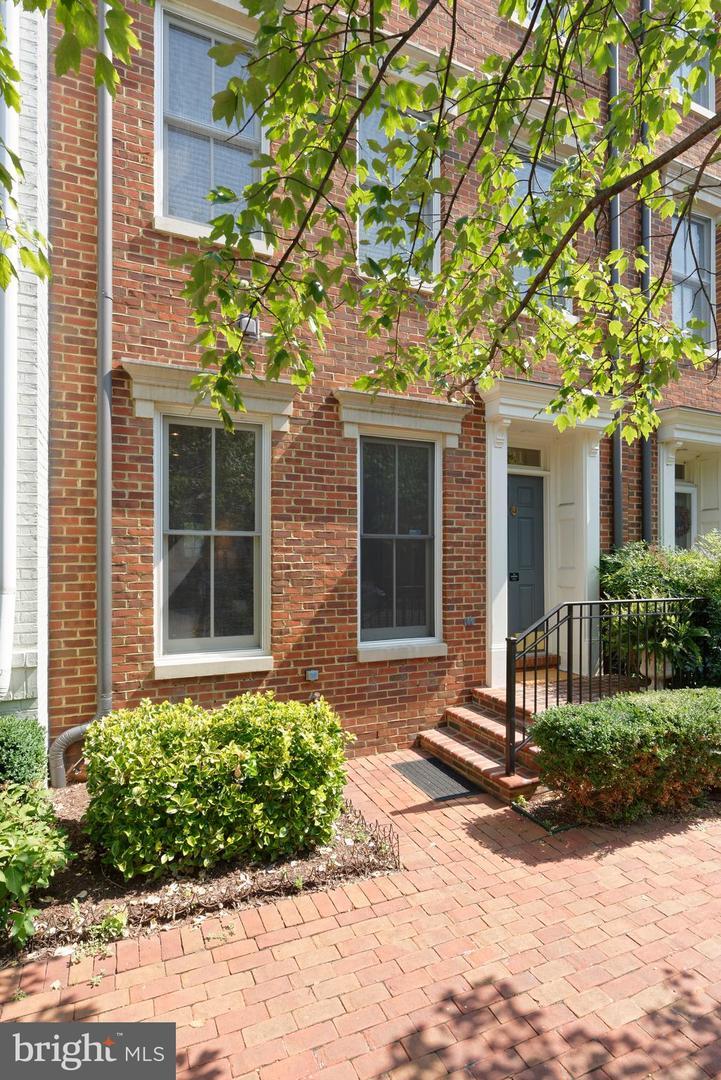 Property Photo: 421 Oronoco Street VA 22314